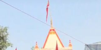सिद्ध कुटी सिद्ध पीठ पर गंगा स्नान कर श्रद्धालुओं ने चढ़ाया गुड का प्रसाद