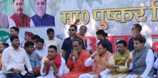 मुख्यमंत्री धामी ने खाट पर बैठकर लिया आम का स्वाद कहा पिछली चूक नहीं दोहराएंगे